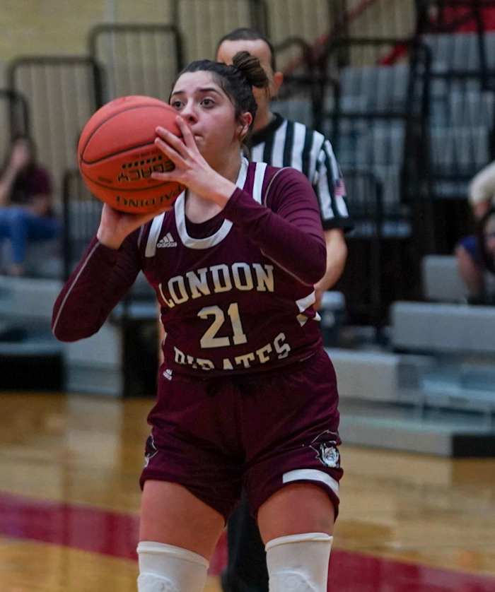 mathis-london-girls-basketball-playoffs00034